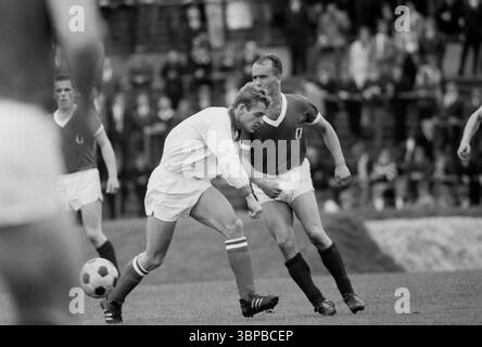60er Jahre, Sport, Fußball, Regionalliga West, 1966/1967, VfL Bochum vs. SSV Hagen 1:1, 04.09.1966, Stadion Castroper Straße in Bochum, Spielort, Karl Heinz Boettcher (VfL) in weiß sucht nach dem Ball, hinter zwei Hagenspielern Stockfoto