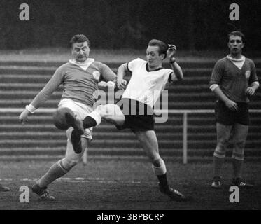 60er Jahre, Firmensport, Fußball, GHH Gutehoffnungshuette, Match Industriebau vs. Maschinenbau 1-5, Volkspark Stadion Sterkrade, Oktober 1966, Oberhausen, Oberhausen-Sterkrade, Ruhrgebiet, Nordrhein-Westfalen, NRW, Schauplatz des Spiels Stockfoto