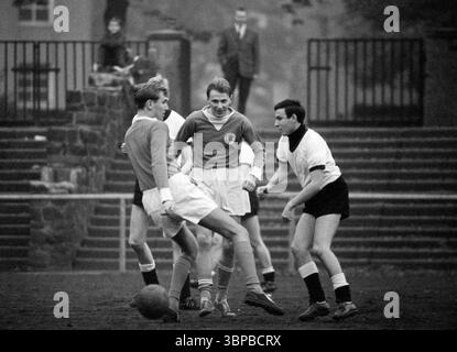 60er Jahre, Firmensport, Fußball, GHH Gutehoffnungshuette, Match Industriebau vs. Maschinenbau 1-5, Volkspark Stadion Sterkrade, Oktober 1966, Oberhausen, Oberhausen-Sterkrade, Ruhrgebiet, Nordrhein-Westfalen, NRW, Schauplatz des Spiels Stockfoto