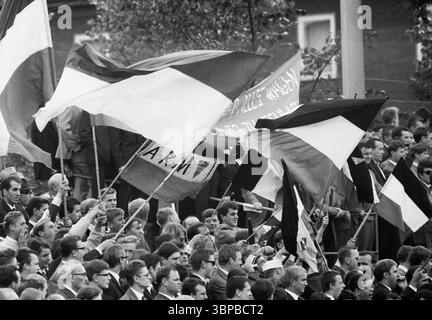 60er Jahre, Sport, Fußball, Regionalliga West, 1966/1967, VfL Bochum vs. Arminia Bielefeld 0-0, 02.10.1966, Stadion an der Castroper Straße in Bochum, Bielefelder Fußballfans winken ihre Vereinsflaggen und haben Spaß Stockfoto
