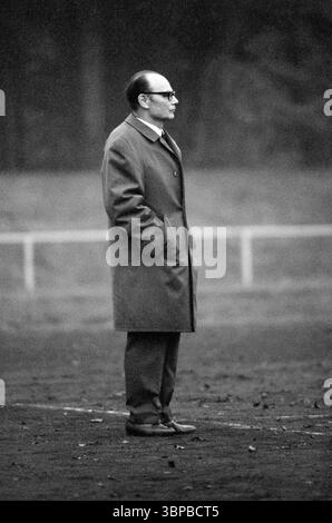 60er Jahre, Firmensport, Fußball, GHH Gutehoffnungshuette, Match Industriebau vs. Maschinenbau 1-5, Volkspark Stadion Sterkrade, Oktober 1966, Oberhausen, Oberhausen-Sterkrade, Ruhrgebiet, Nordrhein-Westfalen, NRW, Bus Industriebau Stockfoto