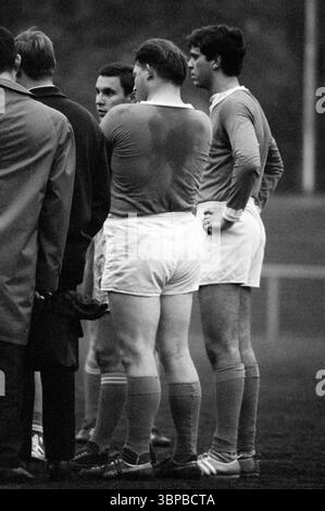 60er Jahre, Firmensport, Fußball, GHH Gutehoffnungshuette, Match Industriebau vs. Maschinenbau 1-5, Volkspark Stadion Sterkrade, Oktober 1966, Oberhausen, Oberhausen-Sterkrade, Ruhrgebiet, Nordrhein-Westfalen, NRW, Halbzeitpause Stockfoto