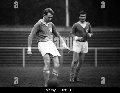 60er Jahre, Firmensport, Fußball, GHH Gutehoffnungshuette, Match Industriebau vs. Maschinenbau 1-5, Volkspark Stadion Sterkrade, Oktober 1966, Oberhausen, Oberhausen-Sterkrade, Ruhrgebiet, Nordrhein-Westfalen, NRW, Schauplatz des Spiels Stockfoto