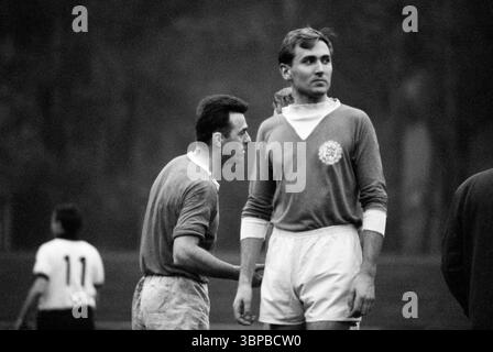 60er Jahre, Firmensport, Fußball, GHH Gutehoffnungshuette, Match Industriebau vs. Maschinenbau 1-5, Volkspark Stadion Sterkrade, Oktober 1966, Oberhausen, Oberhausen-Sterkrade, Ruhrgebiet, Nordrhein-Westfalen, NRW, Halbzeitpause Stockfoto