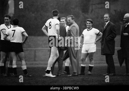 60er Jahre, Firmensport, Fußball, GHH Gutehoffnungshuette, Match Industriebau vs. Maschinenbau 1-5, Volkspark Stadion Sterkrade, Oktober 1966, Oberhausen, Oberhausen-Sterkrade, Ruhrgebiet, Nordrhein-Westfalen, NRW, Halbzeitpause Stockfoto