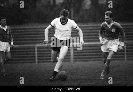 60er Jahre, Firmensport, Fußball, GHH Gutehoffnungshuette, Match Industriebau vs. Maschinenbau 1-5, Volkspark Stadion Sterkrade, Oktober 1966, Oberhausen, Oberhausen-Sterkrade, Ruhrgebiet, Nordrhein-Westfalen, NRW, Schauplatz des Spiels Stockfoto