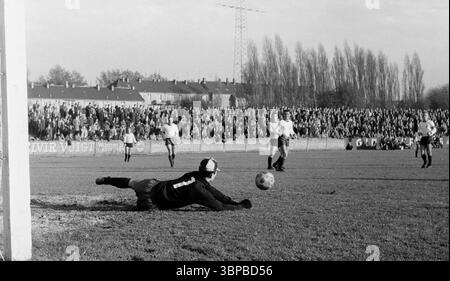 60er Jahre, Sport, Fußball, Regionalliga West, 1966/1967, Eintracht Gelsenkirchen gegen Sportfreunde Hamborn 07 1-2, 06.11.1966, verklagt Stadion Gelsenkirchen, Spielort, Torhüter Jürgen Rynio (Gelsenkirchen) rettet den Ball Stockfoto