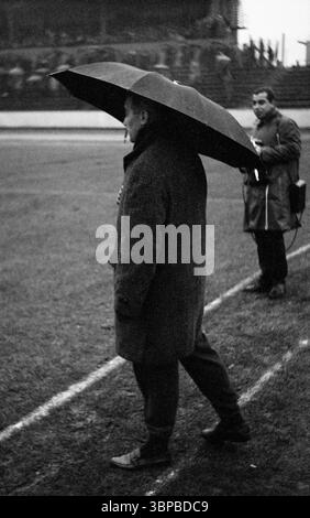 60er Jahre, Sport, Fußball, Regionalliga West, 1966/1967, rot-Weiss Oberhausen vs. VfL Bochum 4-4, 18.12.1966, Niederrhein-Stadion in Oberhausen, Spiel bei Regen, Cheftrainer Werner Stahl (RWO) mit Regenschirm Stockfoto