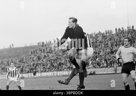 60er Jahre, Sport, Fußball, Regionalliga West, 1966/1967, ETB Schwarz-Weiss Essen vs. Sportfreunde Hamborn 07 2-0, 22.01.1967, Stadion am Uhlenkrug in Essen, Spielort, f.l.t.r. Ulrich Braun (ETB), Torhüter Werner Scholz (07), ? (ETB), Ferdinand Heitkamp (07) Stockfoto