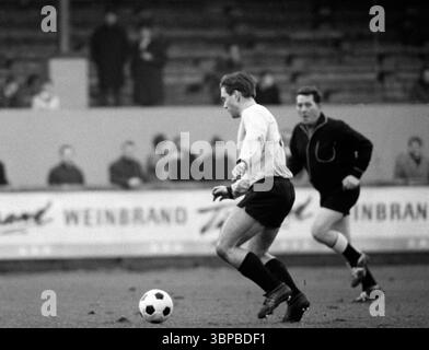 60er Jahre, Sport, Fußball, Regionalliga West, 1966/1967, ETB Schwarz-Weiss Essen vs. Sportfreunde Hamborn 07 2-0, 22.01.1967, Stadion am Uhlenkrug in Essen, Spielort, Heinz Versteeg (Hamborn) im Ballbesitz, rechter Schiedsrichter Pescher aus Krefeld Stockfoto