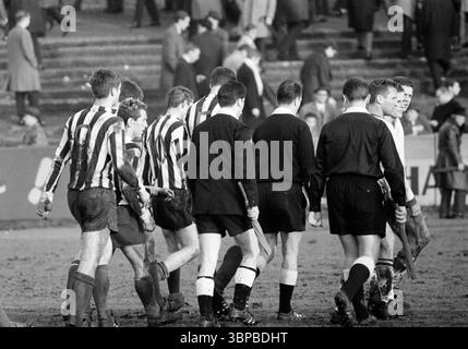 60er Jahre, Sport, Fußball, Regionalliga West, 1966/1967, Eintracht Gelsenkirchen vs. ETB Schwarz-Weiss Essen 0-0, 29.01.1967, verklagt Stadion Gelsenkirchen, Spielende beider Mannschaften und die Spieloffiziere mit Schiedsrichter Karl Niemeyer aus Bad Godesberg verlassen den Spielplatz Stockfoto