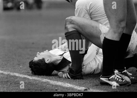 60er Jahre, Sport, Fußball, Regionalliga West, 1966/1967, ETB Schwarz-Weiss Essen vs. Bayer 04 Leverkusen 3-0, 02.04.1967, Stadion am Uhlenkrug in Essen, Spielstopp, verletzte Gerd Kohl (ETB) liegt auf Grund Stockfoto