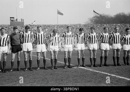 60er Jahre, Sport, Fußball, Regionalliga West, 1966/1967, ETB Schwarz-Weiss Essen vs. VfL Bochum 3-0, 16.04.1967, Stadion am Uhlenkrug in Essen, Team ETB f.l.t.r. Karl Heinz Mozin, Torwart Hermann Merchel, Hans Huelsmann, Horst Kracht, Manfred Kaufmann, Hans Walitza, Gerd Kohl, Klaus Schenkewitz, Günter Leufgen, Hermann Bredenfeld, Ulrich Braun Stockfoto