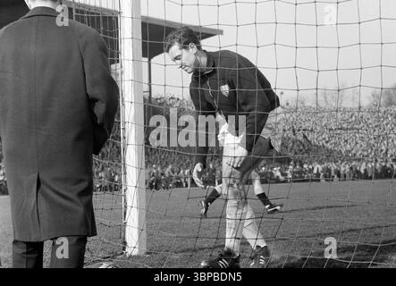 60er Jahre, Sport, Fußball, Regionalliga West, 1966/1967, VfL Bochum vs. Alemannia Aachen 0-1, 09.04.1967, Stadion an der Castroper Straße in Bochum, Torhüter Horst Christopeit (VfL) nicht abgebildet wurde verletzt und musste das Feld verlassen, weshalb der Bochumer Außenfeldspieler Dieter Vogel (VfL) seine Rolle übernahm Stockfoto