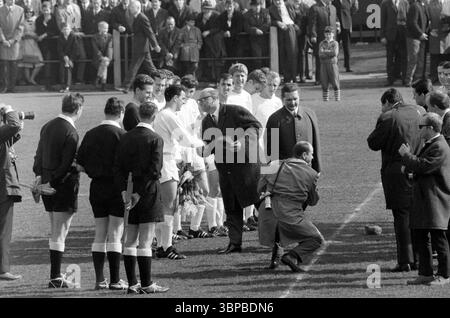 60er Jahre, Sport, Fußball, Regionalliga West, 1966/1967, VfL Bochum vs. Alemannia Aachen 0-1, 09.04.1967, Stadion an der Castroper Straße in Bochum, Ehre an Werner Jablonski (VfL) vor dem Auftakt sehen Mannschaftskameraden und Spieloffiziere umgeben von Fotografen, rechts sichtbar den Bochumer Präsidenten Ottokar Wuest Stockfoto