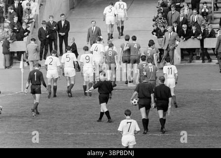 60er Jahre, Sport, Fußball, Regionalliga West, 1966/1967, TSV Marl-Huels vs. ETB Schwarz-Weiss Essen 2-1, 07.05.1967, Jahn-Stadion in Marl, Halbzeitpause, Spieler beider Mannschaften und die Spieloffiziere Rundenschiedsrichter Horst Bohnacker aus Bergheim (mit Ball) verlassen das Spielfeld Stockfoto