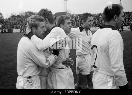 60er Jahre, Sport, Fußball, Regionalliga West, 1966/1967, rot-Weiss Oberhausen vs. ETB Schwarz-Weiss Essen 0-1, 23.04.1967, Niederrhein-Stadion Oberhausen, freut sich nach Spielende, f.l.t.r. Hermann Bredenfeld (ETB), Manfred Nieswandt (ETB), Günter Leufgen (ETB), Manfred Kaufmann (ETB), Karl Heinz Mozin (ETB) Stockfoto
