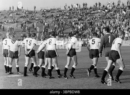 Sixties, Sport, Fußball, Regionalliga West und Südwest, 1966/1967, Aufstiegsspiel zur Bundesliga 1967/1968, ETB Schwarz-Weiss Essen gegen Borussia Neunkirchen 1:1, 21.06.1967, Stadion am Uhlenkrug in Essen, Neunkirchen gewann Gruppe 1 der Hauptrunde und wurde in die deutsche Premier League befördert, f.l.t.r. Peter Czernotzki, Erich Hermesdorf, Hans Linsenmaier, Hans Linsenmaier, Ludwig lang, Ludwig Jürgen Pontes, Gerd Regitz, Wolfgang Gayer, Dieter Schock, Erich Leist, Torhüter Horst Kirsch, Günter Kuntz Stockfoto