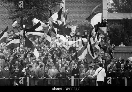 60er Jahre, Sport, Fußball, Regionalliga West, 1967/1968, VfL Bochum vs. DSC Arminia Bielefeld 4-0, 08.10.1967, Stadion an der Castroper Straße in Bochum, Besucher und Fans aus Bielefeld schwenken die Vereinsflaggen Stockfoto