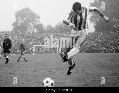 60er Jahre, Sport, Fußball, Regionalliga West, 1967/1968, VfL Bochum vs. DSC Arminia Bielefeld 4-0, 08.10.1967, Stadion an der Castroper Straße in Bochum, Spielort, Dietmar Erler (DSC) schießt auf Tor Stockfoto
