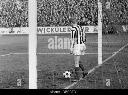 60er Jahre, Sport, Fußball, Regionalliga West, 1967/1968, ETB Schwarz-Weiss Essen vs. Rot-Weiss Essen 1:3, Stadion am Uhlenkrug in Essen, Tor zu Rot-Weiss, frustriert Hermann Bredenfeld (ETB) holt den Ball aus dem Tor Stockfoto