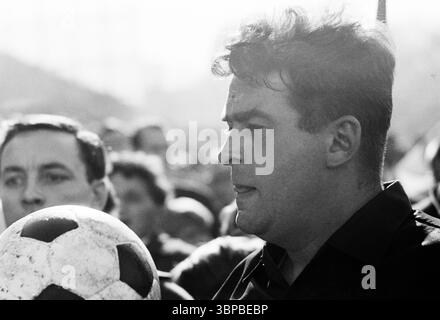 60er Jahre, Sport, Fußball, Regionalliga West, 1967/1968, rot-Weiss Essen vs. Rot-Weiss Oberhausen 1-0, Stadion an der Hafenstraße in Essen, Schiedsrichter Werner Krumnack aus Dortmund Stockfoto