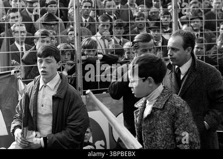 60er Jahre, Sport, Fußball, Regionalliga West, 1967/1968, rot-Weiss Essen vs. Rot-Weiss Oberhausen 1-0, Stadion an der Hafenstraße in Essen, Stewards drängen zwei Jungen mit Vereinsflaggen, die Innenzone des Stadions zu verlassen Stockfoto