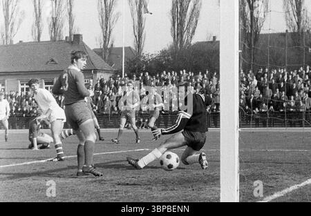 Sechzigerjahre, Sport, Fußball, Junioren-Länderspiel 1969, 05.04.1969, Westdeutschland gegen Tschechoslowakei 1-2 im Jahnstadion Bottrop, Ruhrgebiet, Westfalen, Nordrhein-Westfalen, NRW, Deutschland, Schauplatz des Spiels, Kampf um den Ball, Torszene, Tor zum CSSR, Torwart Stockfoto