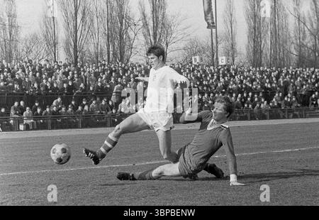 Sechzigerjahre, Sport, Fußball, Junioren-Länderspiel 1969, 05.04.1969, Westdeutschland gegen Tschechoslowakei 1-2 im Jahnstadion Bottrop, Ruhrgebiet, Westfalen, Nordrhein-Westfalen, NRW, Deutschland, Schauplatz des Spiels, Kampf um den Ball, Duell Stockfoto