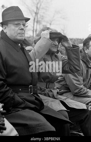 60er Jahre, Sport, Fußball, Regionalliga West, 1968/1969, rot-Weiss Oberhausen vs. Rot-Weiss Essen 1-1, 16.03.1969, Niederrhein-Stadion in Oberhausen, verließ Präsident Peter Maassen, neben Cheftrainer Alfred Adi Preissler Stockfoto