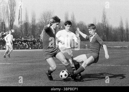 Sechzigerjahre, Sport, Fußball, Junioren-Länderspiel 1969, 05.04.1969, Westdeutschland gegen Tschechoslowakei 1-2 im Jahnstadion Bottrop, Ruhrgebiet, Westfalen, Nordrhein-Westfalen, NRW, Deutschland, Schauplatz des Spiels, Kampf um den Ball Stockfoto