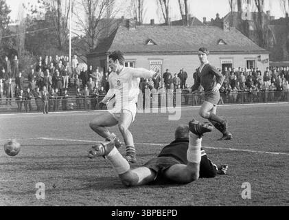 Sechzigerjahre, Sport, Fußball, Junioren-Länderspiel 1969, 05.04.1969, Westdeutschland gegen Tschechoslowakei 1-2 im Jahnstadion Bottrop, Ruhrgebiet, Westfalen, Nordrhein-Westfalen, NRW, Deutschland, Schauplatz des Spiels, Kampf um den Ball, Torszene, Torwart Stockfoto