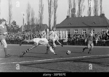 Sechzigerjahre, Sport, Fußball, Junioren-Länderspiel 1969, 05.04.1969, Westdeutschland gegen Tschechoslowakei 1-2 im Jahnstadion Bottrop, Ruhrgebiet, Westfalen, Nordrhein-Westfalen, NRW, Deutschland, Spielort, Torszene, Torschuss, Tauchkopf Stockfoto