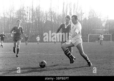 Sechzigerjahre, Sport, Fußball, Junioren-Länderspiel 1969, 05.04.1969, Westdeutschland gegen Tschechoslowakei 1-2 im Jahnstadion Bottrop, Ruhrgebiet, Westfalen, Nordrhein-Westfalen, NRW, Deutschland, Schauplatz des Spiels, Kampf um den Ball, Duell Stockfoto