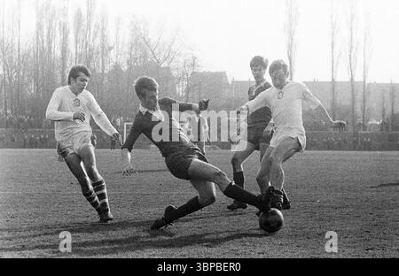 Sechzigerjahre, Sport, Fußball, Junioren-Länderspiel 1969, 05.04.1969, Westdeutschland gegen Tschechoslowakei 1-2 im Jahnstadion Bottrop, Ruhrgebiet, Westfalen, Nordrhein-Westfalen, NRW, Deutschland, Schauplatz des Spiels, Kampf um den Ball, Duell Stockfoto
