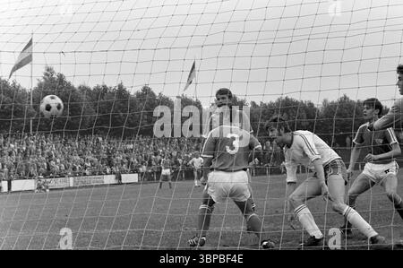 Sechzigerjahre, Sport, Fußball, Westdeutsche Jugendmeisterschaft 1969, Finale, SpVgg Sterkrade 06/07 gegen VfL Bochum 3-4, 29.06.1969, Stadion am Dicken Stein in Oberhausen-Sterkrade-Tackenberg, Spielort, Tor gegen Sterkrade Stockfoto