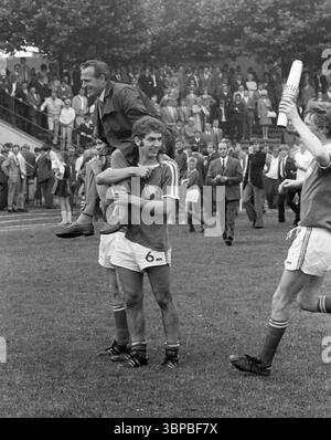 Sixties, Sport, Fußball, Westdeutsche Jugendmeisterschaft 1969, Finale, SpVgg Sterkrade 06/07 gegen VfL Bochum 3-4, 29.06.1969, Stadion am Dicken Stein in Oberhausen-Sterkrade-Tackenberg, jubelnd über den Sieg, die Spieler tragen ihren Cheftrainer Dieter Ernst attern schulterhoch, rechts der Mannschaftskapitän mit dem Siegerpokal Stockfoto