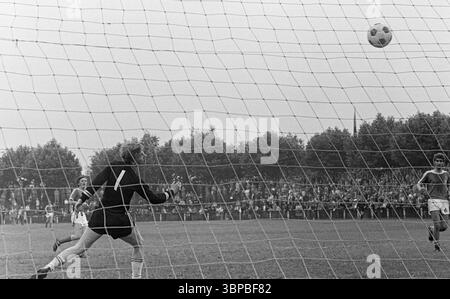 Sechzigerjahre, Sport, Fußball, Westdeutsche Jugendmeisterschaft 1969, Finale, SpVgg Sterkrade 06/07 vs. VfL Bochum 3-4, 29.06.1969, Stadion am Dicken Stein in Oberhausen-Sterkrade-Tackenberg, Spielort, Torszene Stockfoto