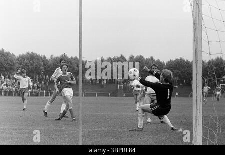 Sechzigerjahre, Sport, Fußball, Westdeutsche Jugendmeisterschaft 1969, Finale, SpVgg Sterkrade 06/07 gegen VfL Bochum 3-4, 29.06.1969, Stadion am Dicken Stein in Oberhausen-Sterkrade-Tackenberg, Spielort, Tor gegen Bochum Stockfoto