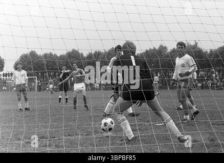 Sechzigerjahre, Sport, Fußball, Westdeutsche Jugendmeisterschaft 1969, Finale, SpVgg Sterkrade 06/07 vs. VfL Bochum 3-4, 29.06.1969, Stadion am Dicken Stein in Oberhausen-Sterkrade-Tackenberg, Spielort, Torszene Stockfoto