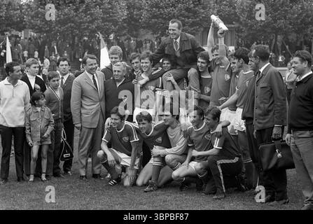 Sechzigerjahre, Sport, Fußball, Westdeutsche Jugendmeisterschaft 1969, Finale, SpVgg Sterkrade 06/07 gegen VfL Bochum 3-4, 29.06.1969, Stadion am Dicken Stein in Oberhausen-Sterkrade-Tackenberg, Schuss der Bochumer Mannschaft mit Pokalchef und Cheftrainer Dieter Ernst attern (Schulterhoch), am 13.07.1969 gewann der VfL Bochum noch mehr die Deutsche A Juniorenmeisterschaft 1969 Stockfoto