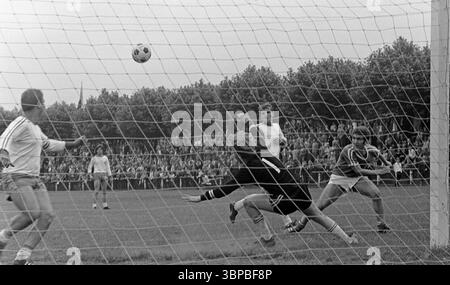 Sechzigerjahre, Sport, Fußball, Westdeutsche Jugendmeisterschaft 1969, Finale, SpVgg Sterkrade 06/07 vs. VfL Bochum 3-4, 29.06.1969, Stadion am Dicken Stein in Oberhausen-Sterkrade-Tackenberg, Spielort, Torszene Stockfoto