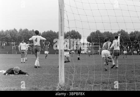 Sechziger Jahre, Sport, Fußball, Westdeutsche Jugendmeisterschaft 1969, Finale, SpVgg Sterkrade 06/07 gegen VfL Bochum 3-4, 29.06.1969, Stadion am Dicken Stein in Oberhausen-Sterkrade-Tackenberg, Spielort, Tor gegen Bochum, Freude und Frustration Stockfoto
