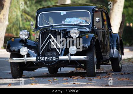 Schwarzer Oldtimer citroen 11 cv parkt auf der Straßenseite Stockfoto