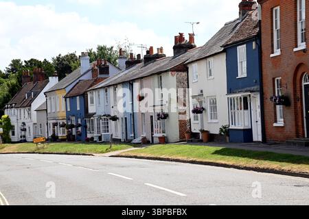 Pastellfarbene georgianische Häuser in der Stadt Alresford in Hampshire. Heute waren viele der Gebäude Wohngebäude früher Geschäftsgebäude. Stockfoto