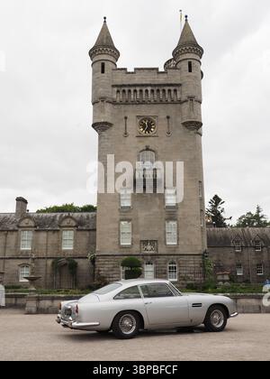 Aston Martin DB5 in „James Bond Silver Birch“ vor Bel;Moral Castle Stockfoto
