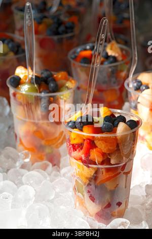 Frischer Obstsalat in Kunststoffbechern zum Verkauf Stockfoto