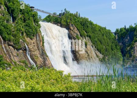 Montmorency Falls in Quebec, Kanada. Großer Wasserfall in der Nähe der Altstadt von Quebec. Stockfoto