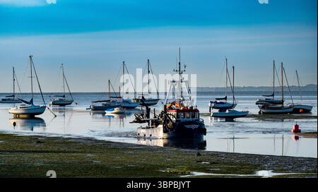 Ein Fischtrawler kommt zurück in Old Leigh, Leigh on Sea in Southend. Die Küstenstadt, bekannt für ihre Weißfische und Muscheln. Stockfoto