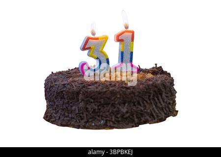 Geburtstagskuchen mit einer Kerze in Form der Zahl 31 Isolate auf weißem Hintergrund Nahaufnahme. Stockfoto